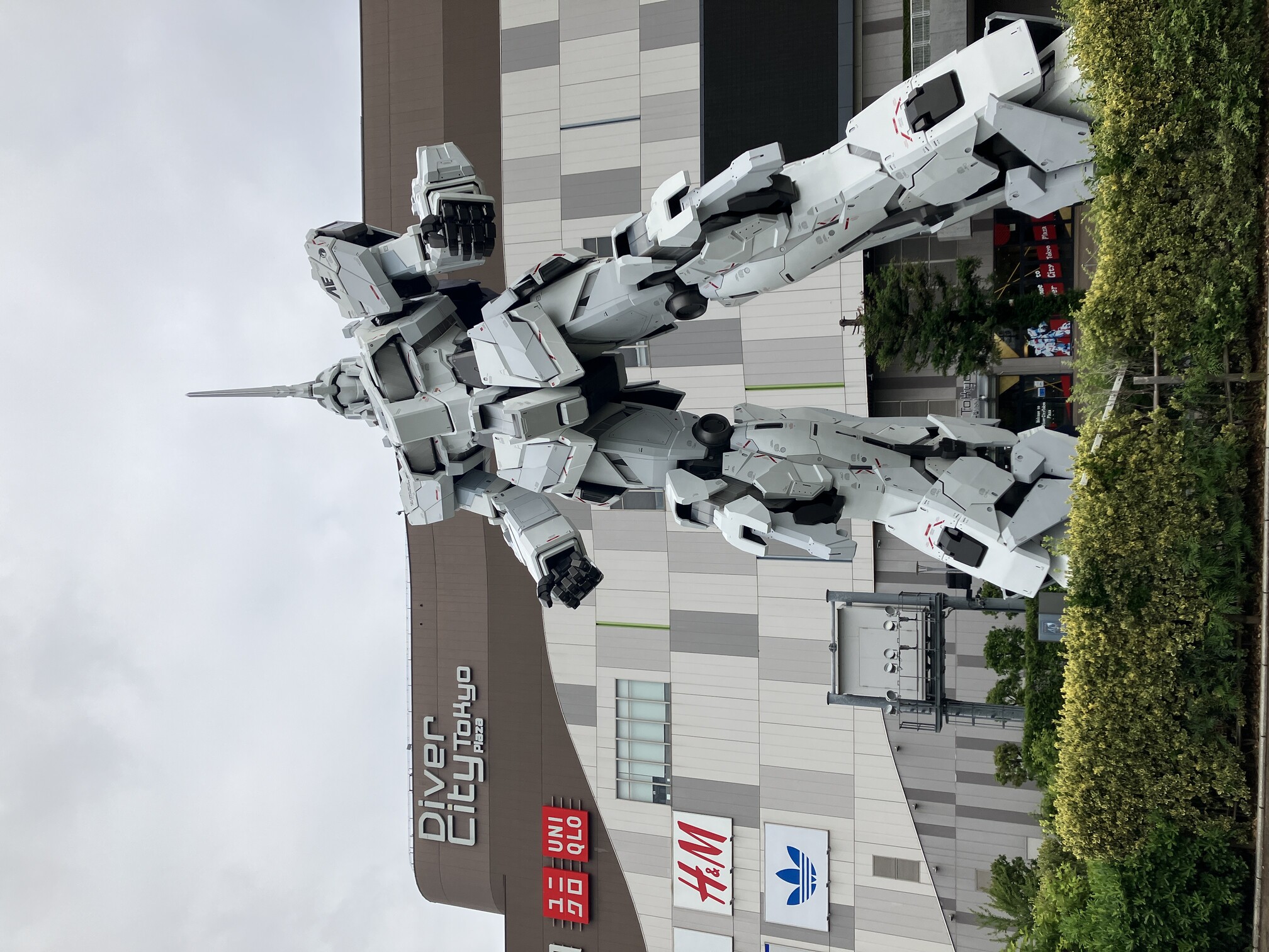 https://cdn.bsky.app/img/feed_fullsize/plain/did:plc:py66wsqhmhqzers3kje6ynic/bafkreiatncy2ixqyl7ihavezarljmny7j75lzyovqgwpdahq3yb45osopy@jpeg / 実物大ユニコーンガンダム立像